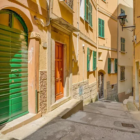 Family & Terrace In Manarola